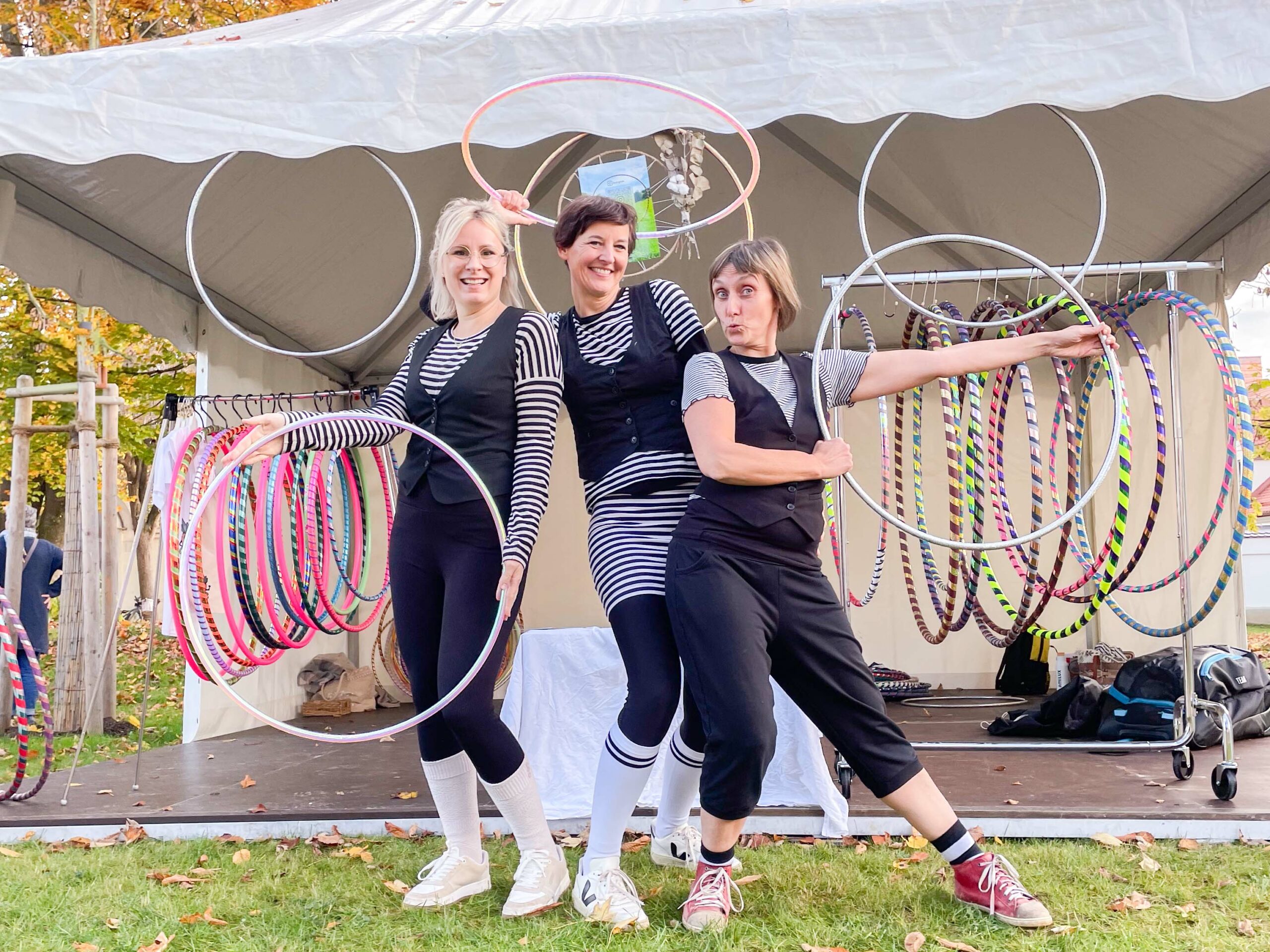 You are currently viewing Reifen wirbeln und Herzen hüpfen: Hula-Hoop als Highlight beim Tag der offenen Tür im Kindergarten Guter Hirte in Babenhausen